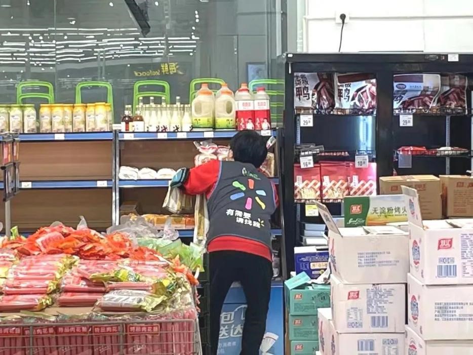 解決老年人買菜難，沃爾瑪這個舉措格外暖心